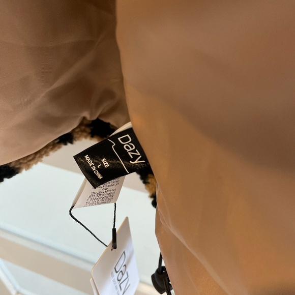 DAZY 1pc Women Regular Fit Leopard Print Fluffy Hooded Zip-Up Jacket - Picture 3 of 3